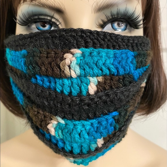 Hand-knitted Face Mask - Picture 10 of 10
